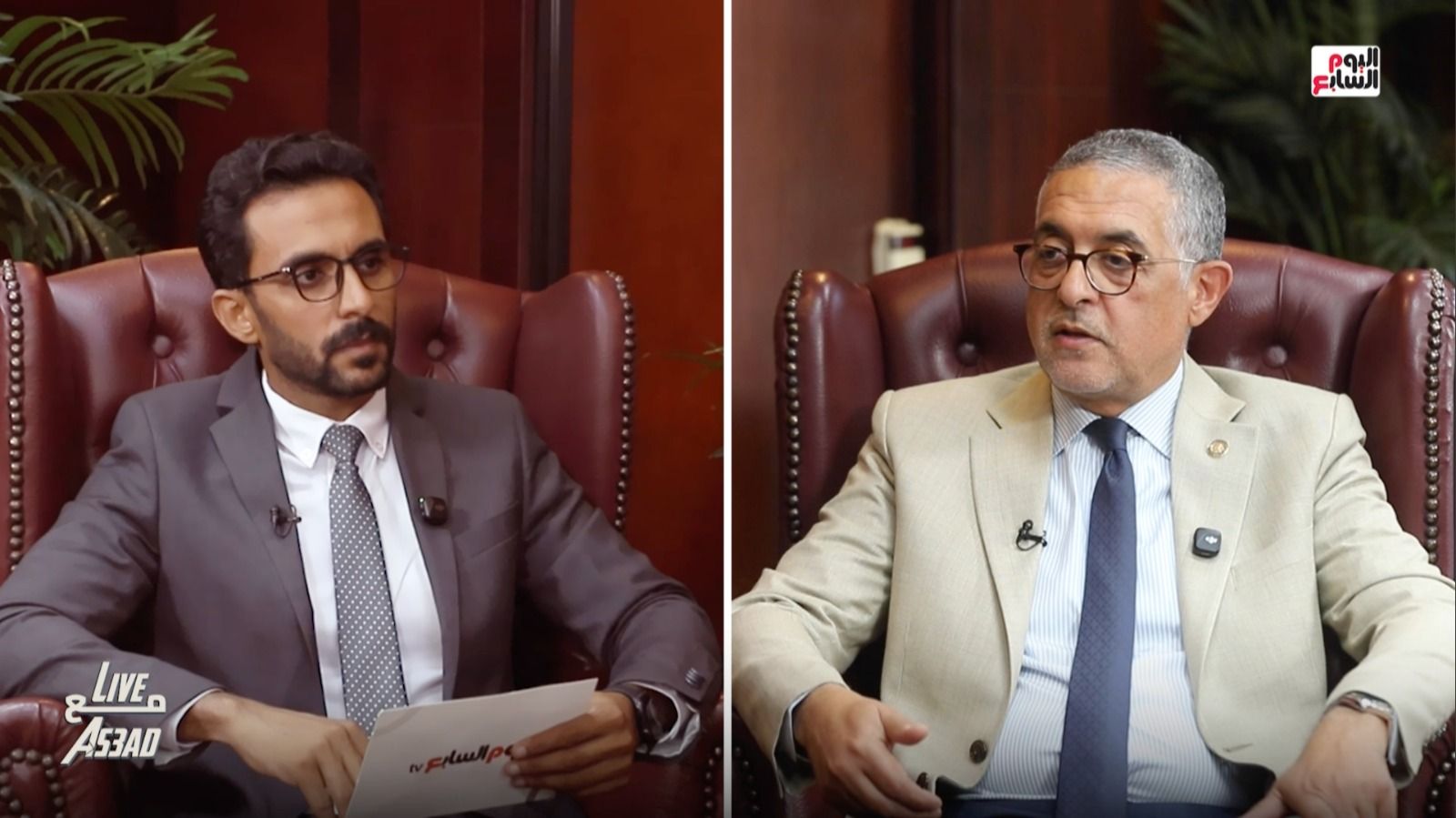 الرئيس التنفيذي لهيئة الاستثمار والزميل محمد أسعد خلال الحوار (1) الرئيس التنفيذي لهيئة الاستثمار والزميل محمد أسعد خلال الحوار (1)