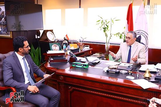 الرئيس التنفيذي لهيئة الاستثمار والزميل محمد أسعد خلال الحوار (2) الرئيس التنفيذي لهيئة الاستثمار والزميل محمد أسعد خلال الحوار (2)