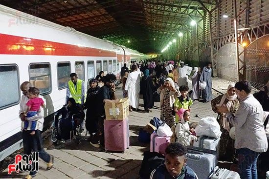 وصول القطار الأسبوعى الرابع للأشقاء السودانيين (1) وصول القطار الأسبوعى الرابع للأشقاء السودانيين (1)