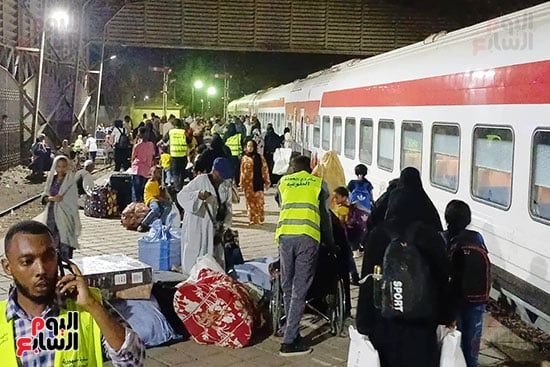 وصول القطار الأسبوعى الرابع للأشقاء السودانيين (9) وصول القطار الأسبوعى الرابع للأشقاء السودانيين (9)
