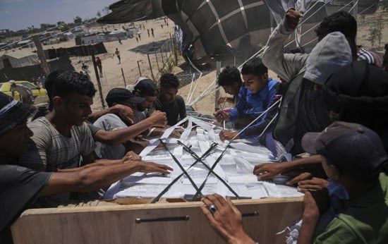 مصر تواصل الإسقاط الجوى لأهالى غزة (8) مصر تواصل الإسقاط الجوى لأهالى غزة (8)