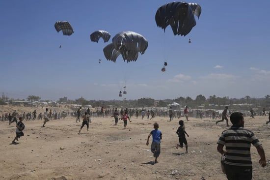 مصر تواصل الإسقاط الجوى لأهالى غزة (6) مصر تواصل الإسقاط الجوى لأهالى غزة (6)
