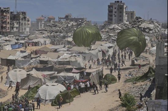 مصر تواصل الإسقاط الجوى لأهالى غزة (2) مصر تواصل الإسقاط الجوى لأهالى غزة (2)