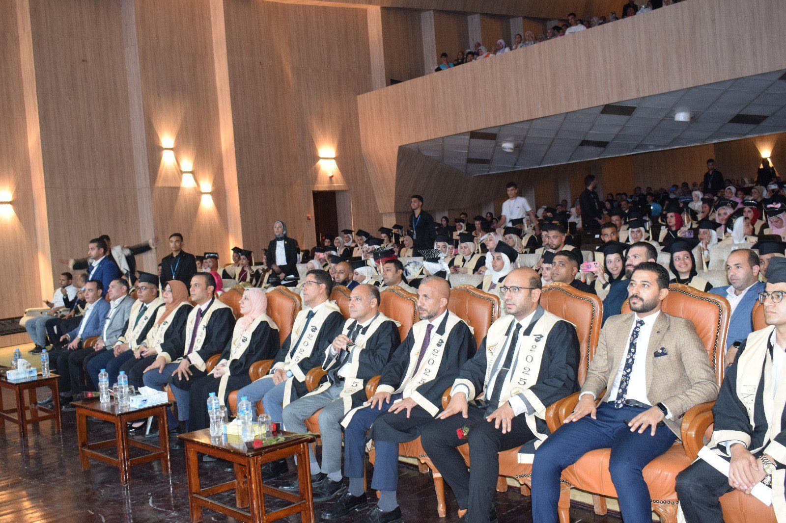 رئيس جامعة بنها يشهد حفل التخرج