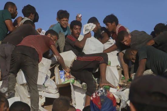 مصر تواصل الإسقاط الجوى لأهالى غزة (1) مصر تواصل الإسقاط الجوى لأهالى غزة (1)