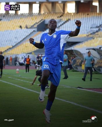 بابى بادجي مهاجم سموحة خلال مباراة طلائع الجيش