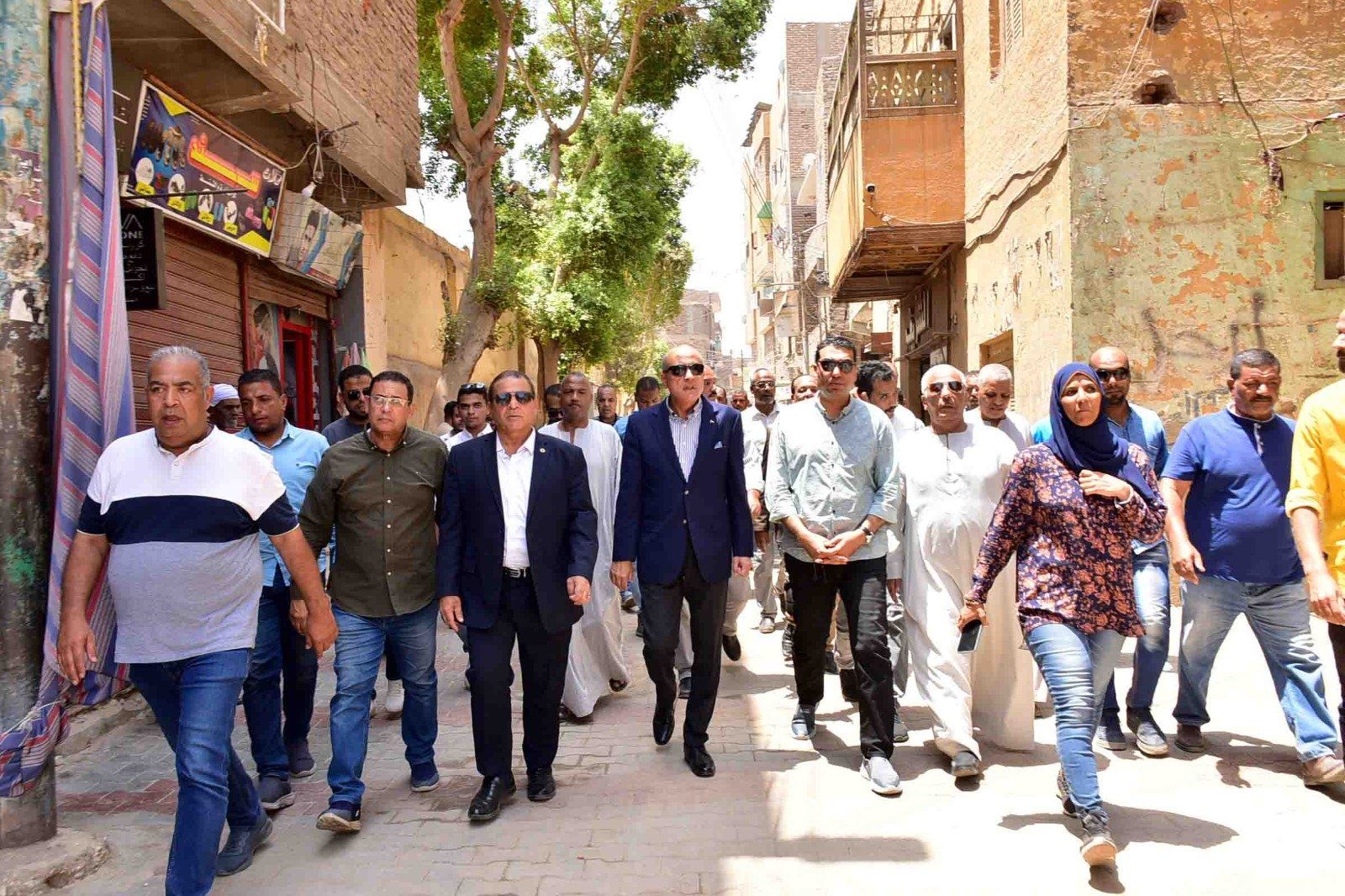 محافظ الأقصر يتفقد مشروعات تطوير الطرق والكورنيش ومصنع السكر بأرمنت محافظ الأقصر يتفقد مشروعات تطوير الطرق والكورنيش ومصنع السكر بأرمنت
