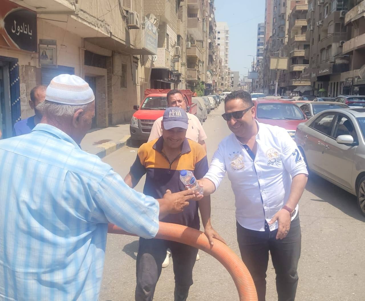 رئيس مدينة بنها مع العمال رئيس مدينة بنها مع العمال