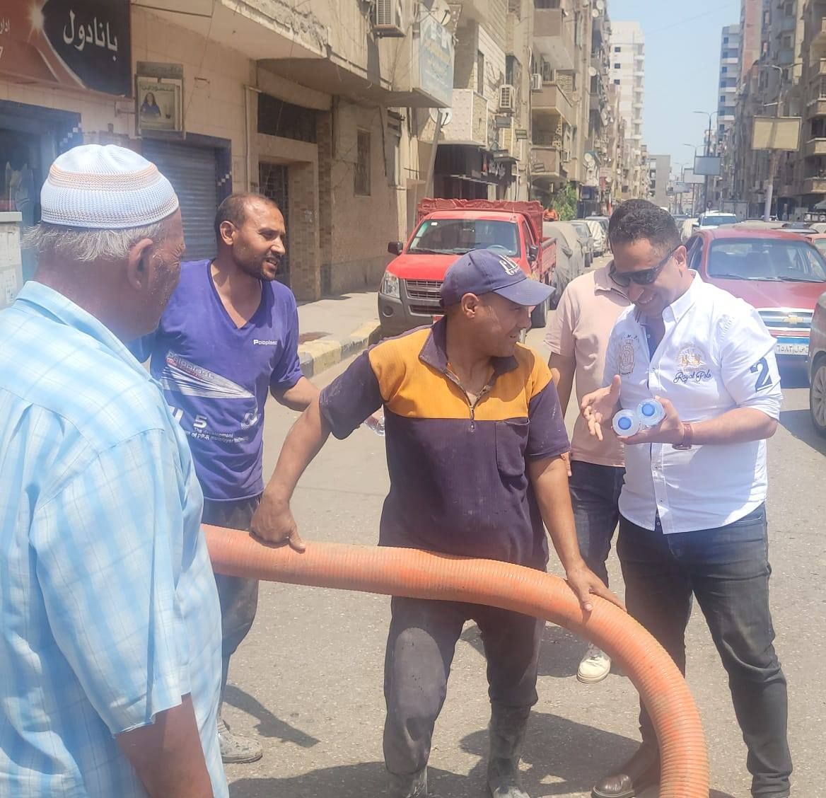 رئيس مدينة بنها وسط عمال النظافة رئيس مدينة بنها وسط عمال النظافة