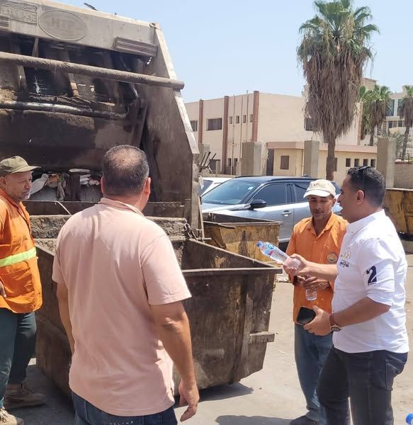 أثناء توزيع المياه على عمال النظافة أثناء توزيع المياه على عمال النظافة