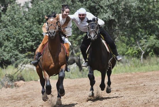 قيرغيزستان الصيادين التقليديين مع النسور في مهرجان سالبورون (8)