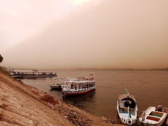 أيقاف الملاحة بنهر النيل فى أسوان أيقاف الملاحة بنهر النيل فى أسوان