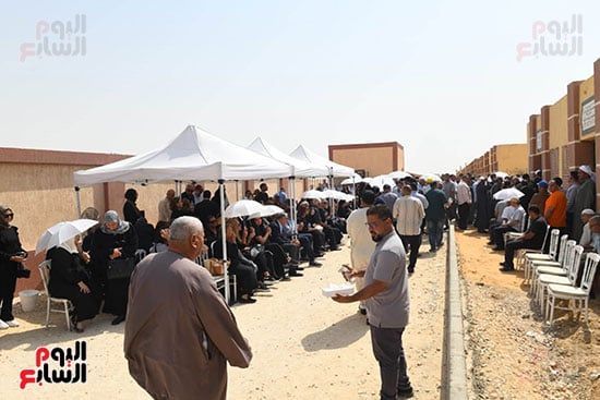 أقارب وأسرة الدكتور على المصيلحى خلال دفن الجثمان