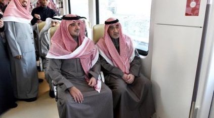 عبدالعزيز بن سعود ووزير الدفاع وزير داخلية الكويت يستقلان قطار الرياض