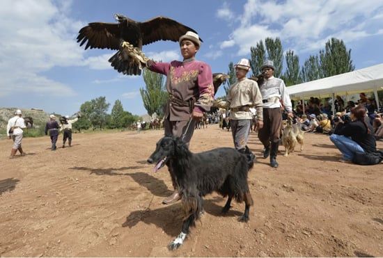 قيرغيزستان الصيادين التقليديين مع النسور في مهرجان سالبورون (10)