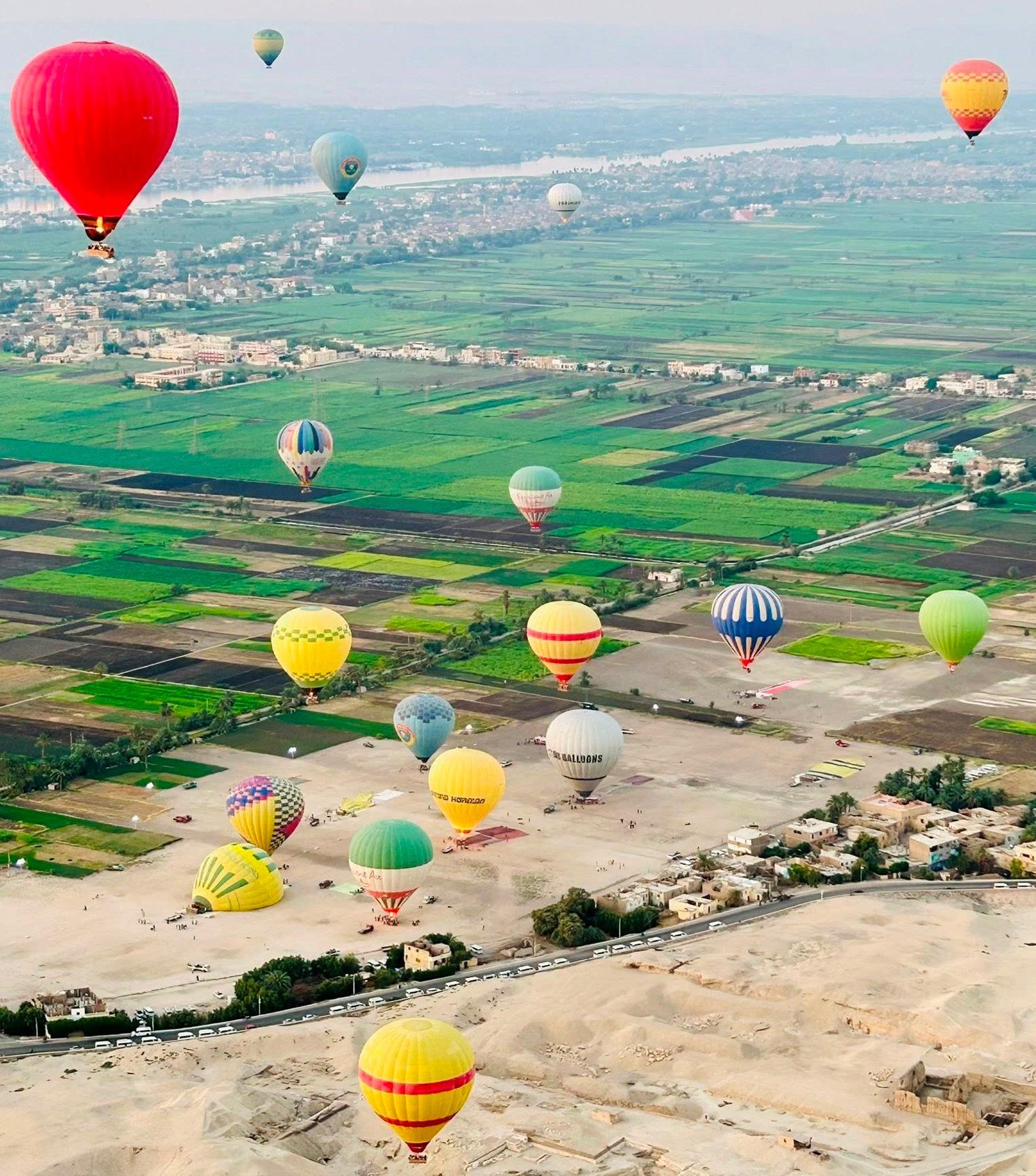 جانب من تحليق رحلات البالون الطائر بالأقصر جانب من تحليق رحلات البالون الطائر بالأقصر