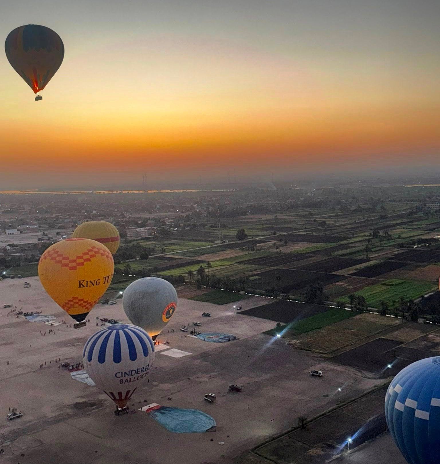 سحر البالون الطائر فى سماء غرب الأقصر سحر البالون الطائر فى سماء غرب الأقصر