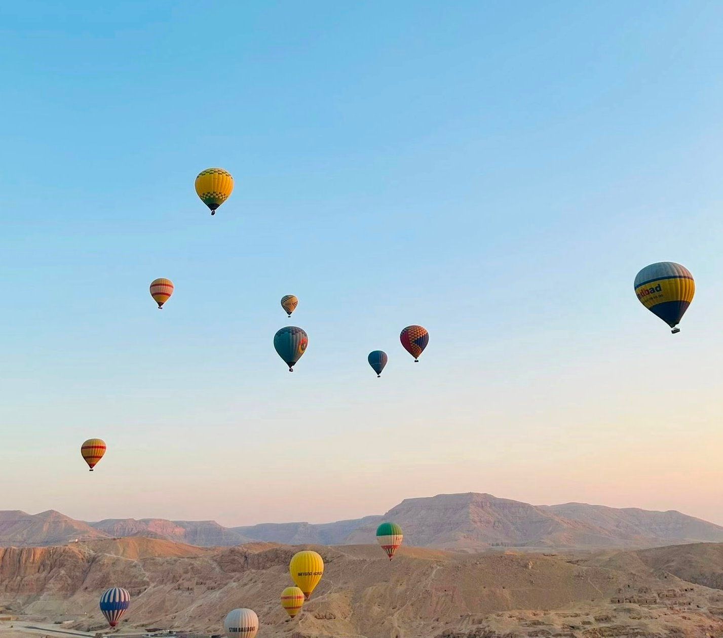 تحليق رحلات البالون فى سماء الأقصر تحليق رحلات البالون فى سماء الأقصر