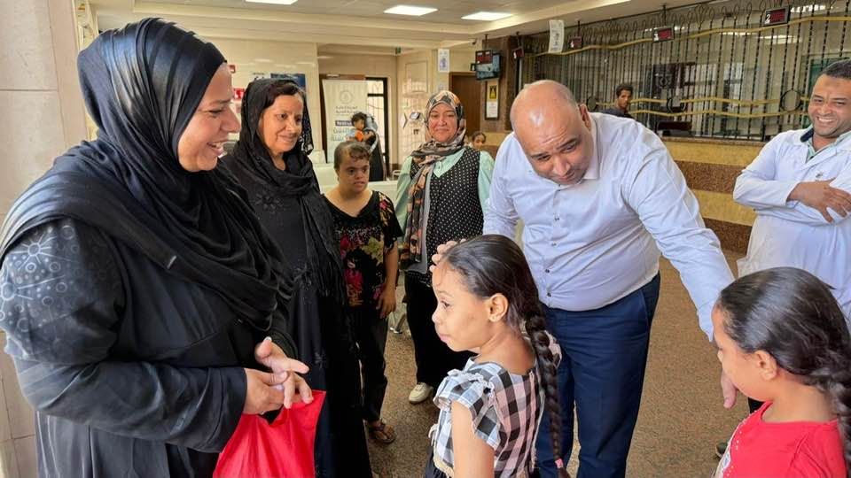 لقاء الأطفال والمواطنين داخل مركز طب أسرة منشأة العمارى