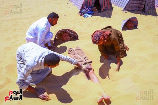الدفى فى رمل سيوة بغرض العلاج