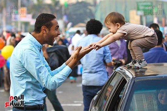 اب يداعب ابنه فرحا
