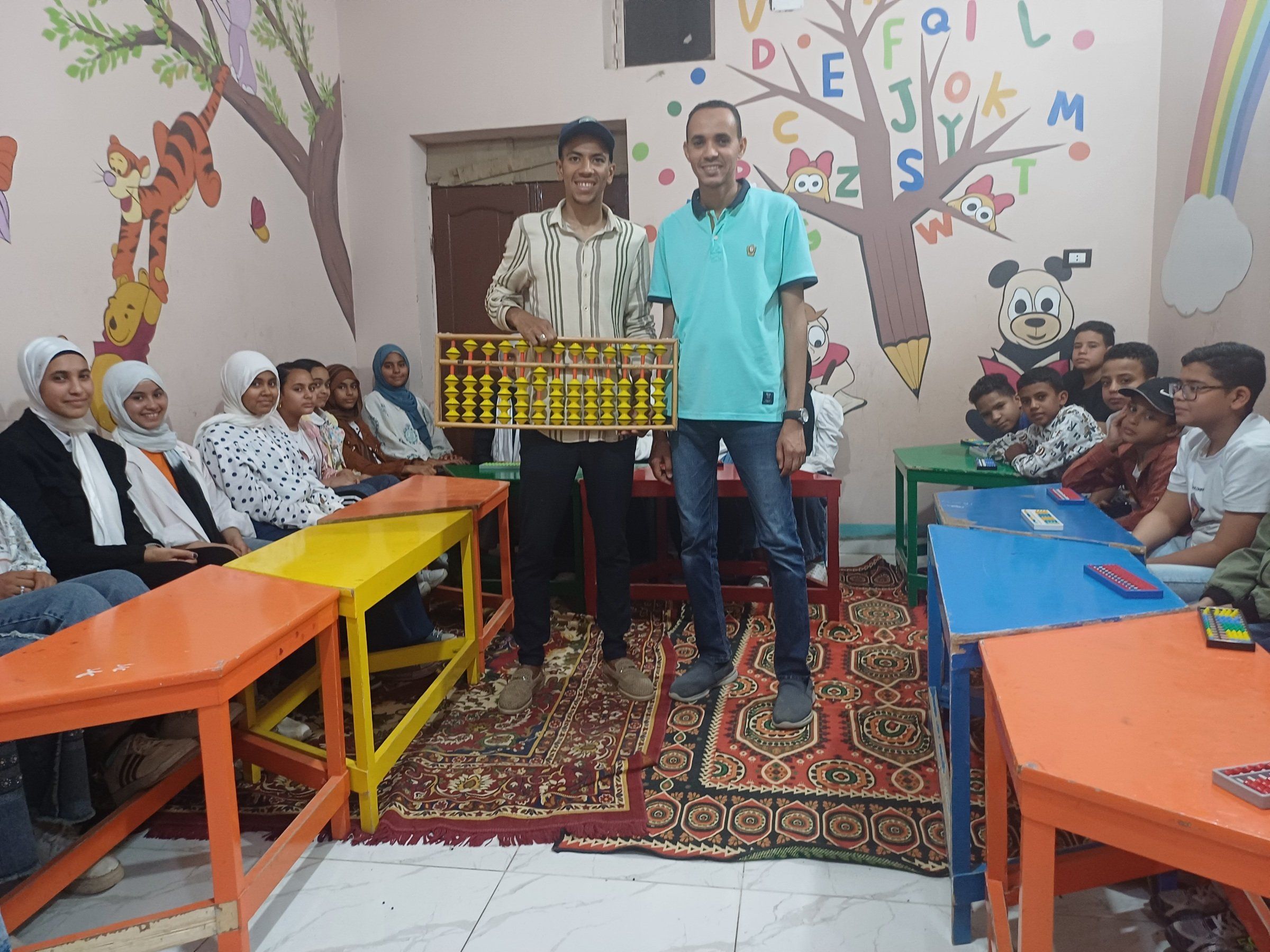 ‪صحفى اليوم السابع مع أطفال الحساب الذهنى
