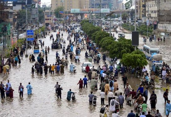 العاصمة المالية الباكستانية كراتشي تتعرض لأمطار غزيرة وفيضانات (6)