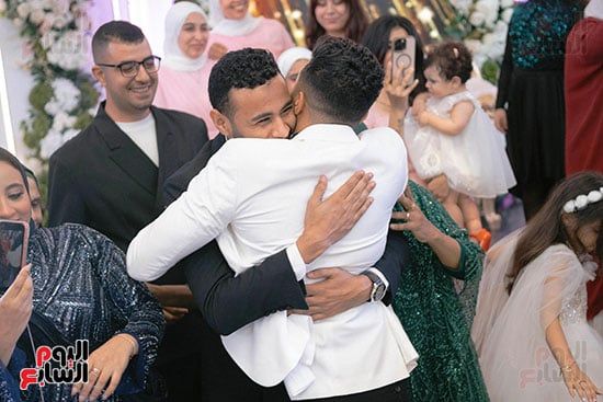 بالأحضان بالأحضان