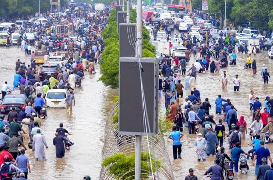 العاصمة المالية الباكستانية كراتشي تتعرض لأمطار غزيرة وفيضانات (7)