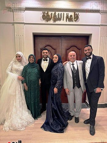 العروسان مع العائلة العروسان مع العائلة