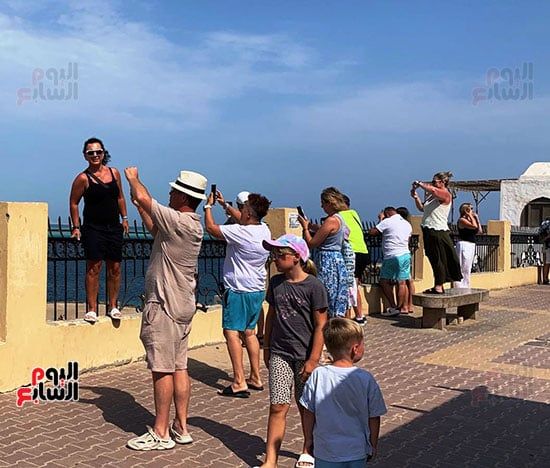 يلتقطون-صور-تذكاريه-لهم-