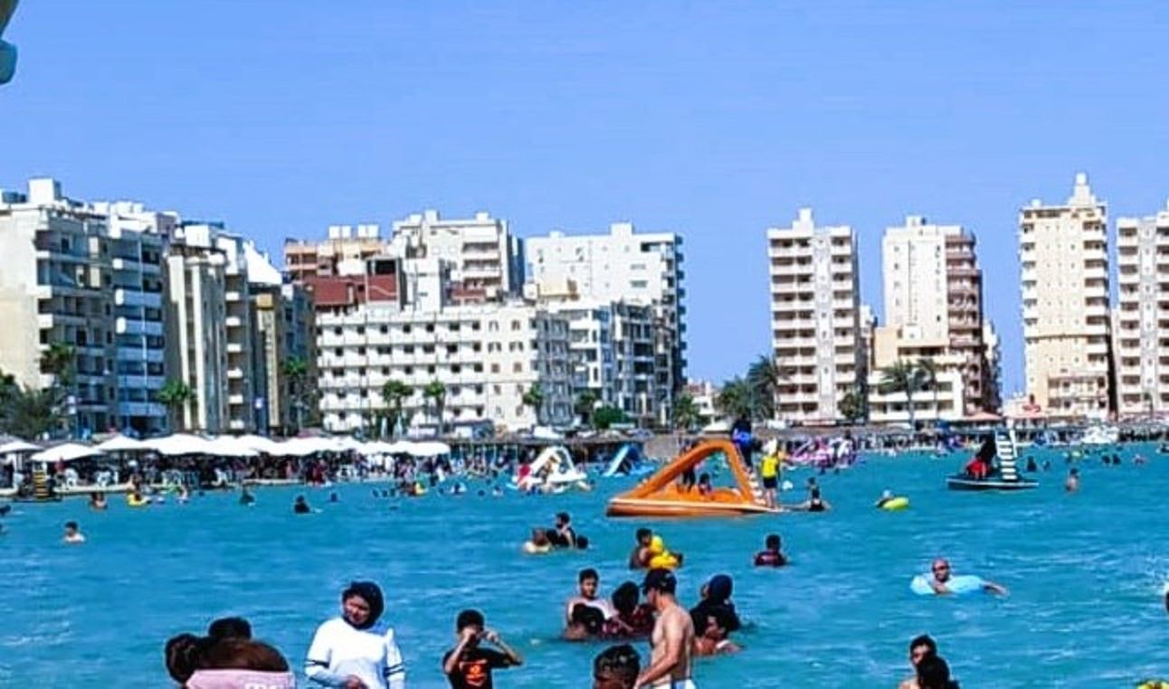استمتاع المواطنين في شاطئ الفيروز - مطروح استمتاع المواطنين في شاطئ الفيروز - مطروح