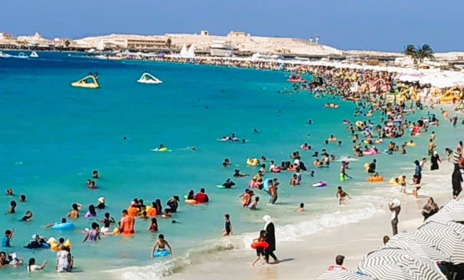 اقبال على شواطئ مطروح الامنة اقبال على شواطئ مطروح الامنة