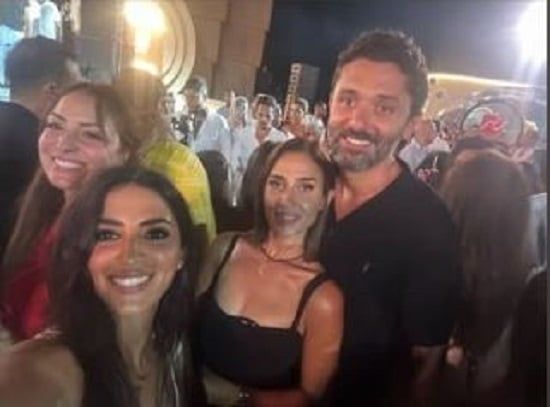 النجم كريم محمود عبد العزيز وزوجته النجم كريم محمود عبد العزيز وزوجته