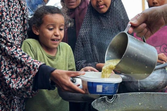 فرحة الطفلة بالحصول على الطعام فرحة الطفلة بالحصول على الطعام