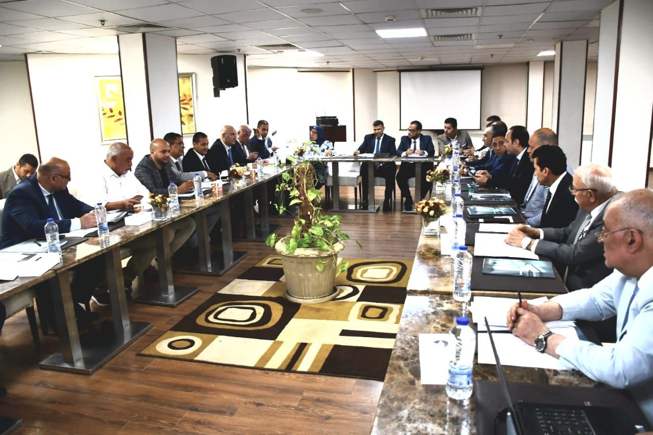 وزير الرياضة مع المستشارين القانونين وزير الرياضة مع المستشارين القانونين