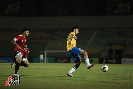 لاعب الإسماعيلى يحاول استلام الكرة قبل لاعب طلائع الجيش لاعب الإسماعيلى يحاول استلام الكرة قبل لاعب طلائع الجيش