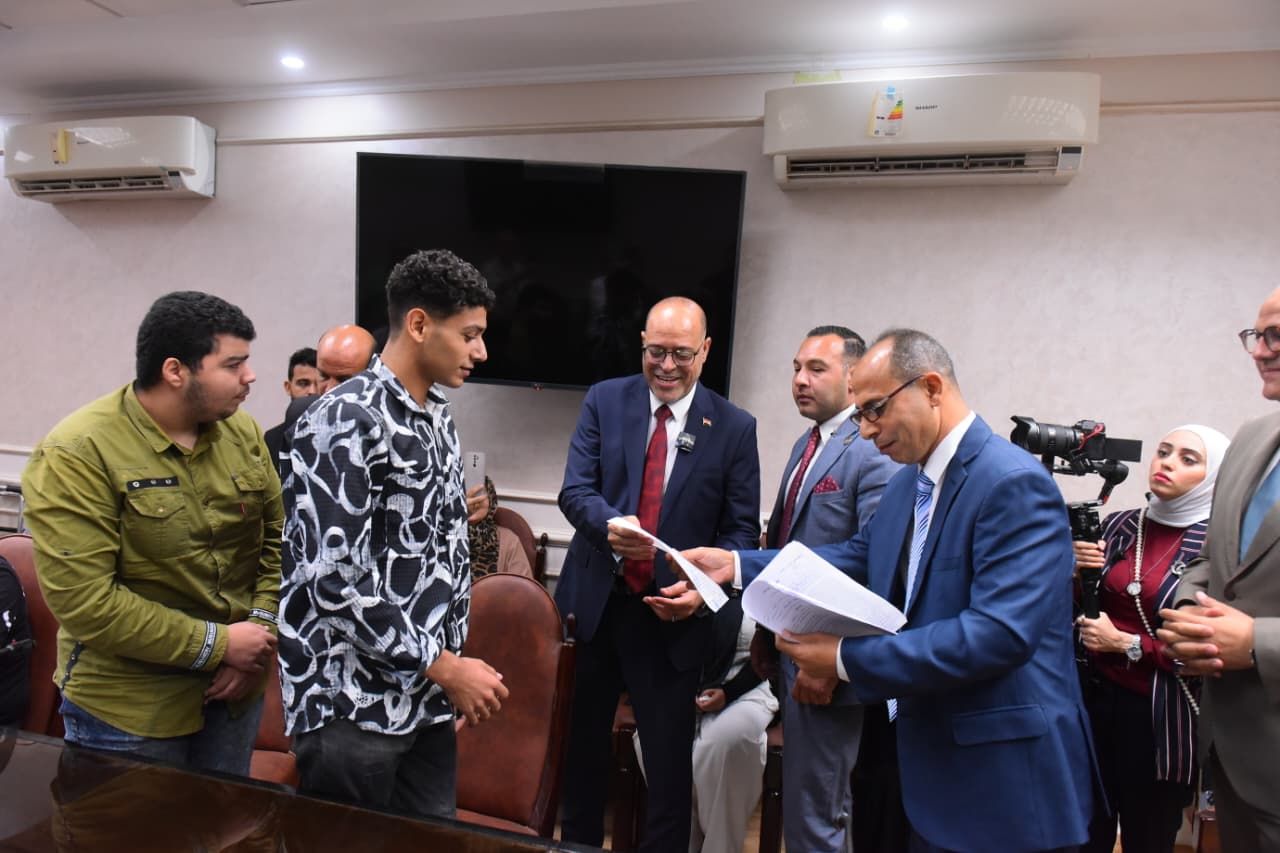 وزير العمل ومحافظ القليوبية يسلمان عقود عمل لذوي الهمم وزير العمل ومحافظ القليوبية يسلمان عقود عمل لذوي الهمم