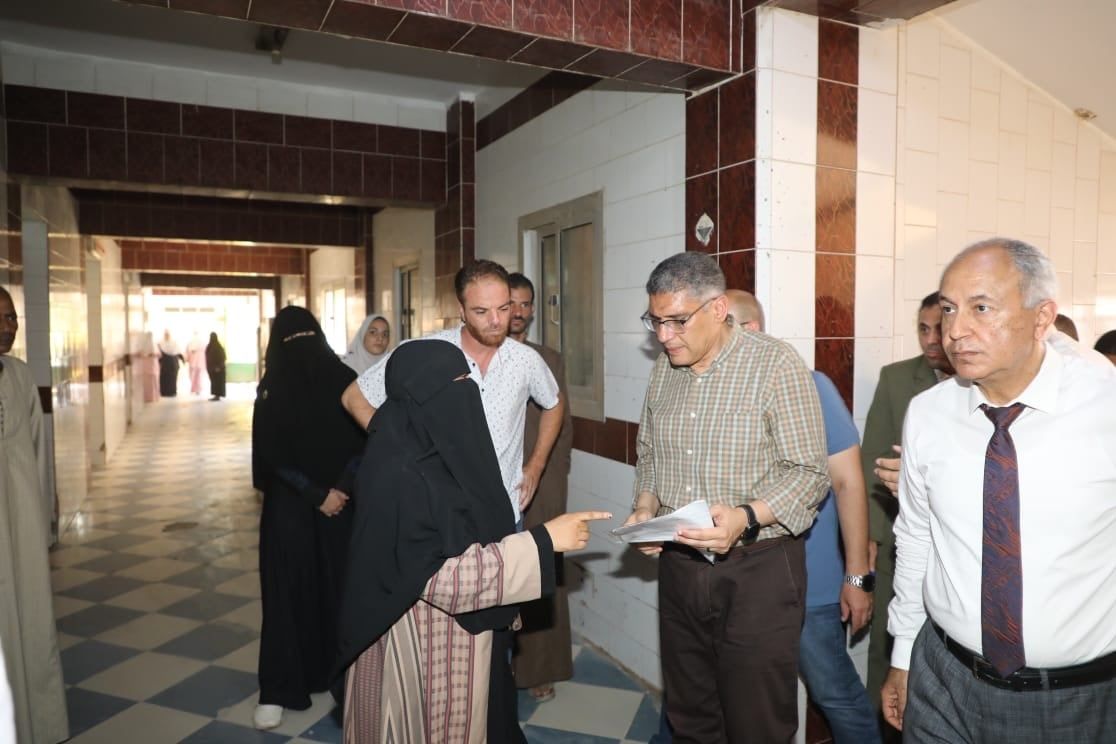 محافظ الجيزة يستمع لشكاوى الأهالى محافظ الجيزة يستمع لشكاوى الأهالى
