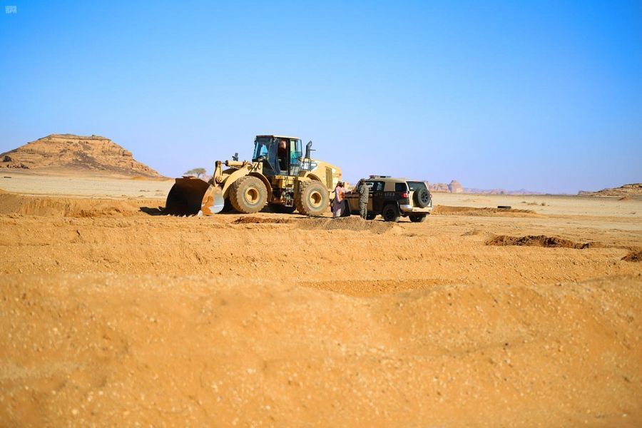 ضبط مخالف و4 مقيمين لاستغلالهم الرواسب في الرياض