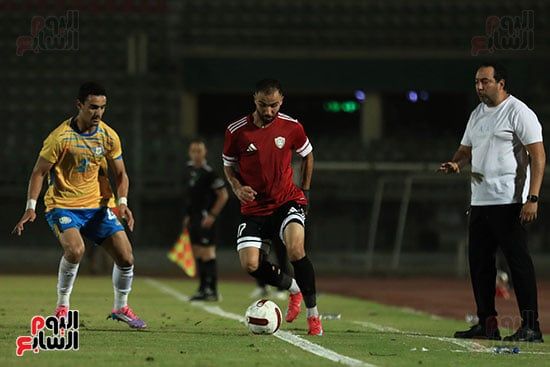 هيثم شعبان يتابع إحدى هجمات طلائع الجيش هيثم شعبان يتابع إحدى هجمات طلائع الجيش
