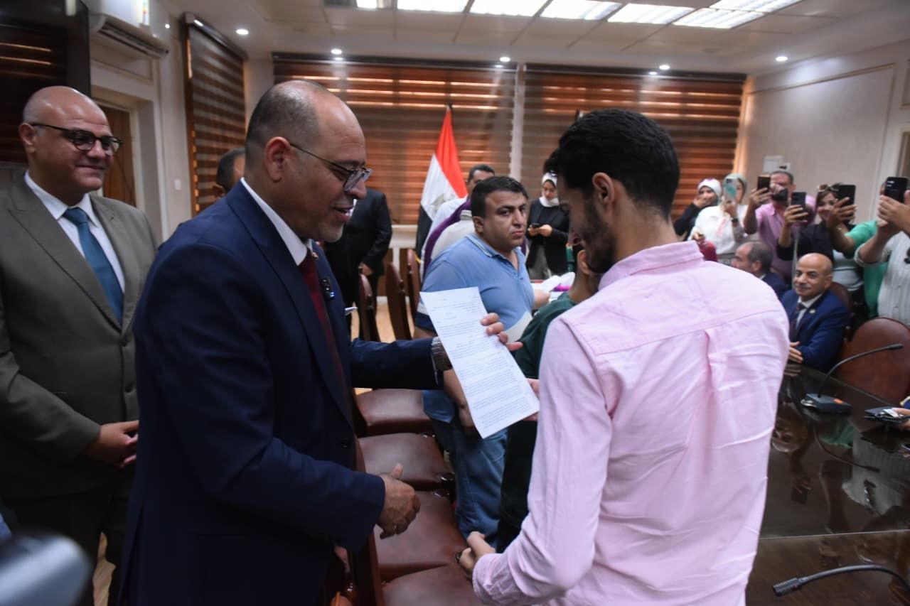 وزير العمل ومحافظ القليوبية يسلمان عقود عمل لذوي الهمم وزير العمل ومحافظ القليوبية يسلمان عقود عمل لذوي الهمم