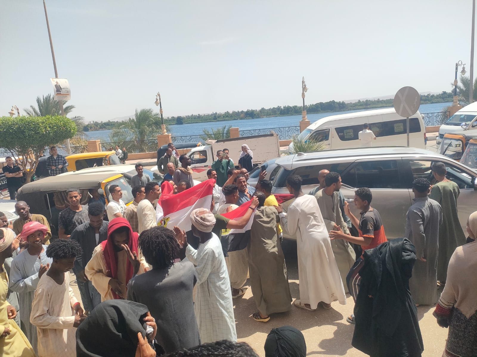 مسيرات بأعلام مصر على كورنيش النيل في إسنا للتصويت بجولة الإعادة مسيرات بأعلام مصر على كورنيش النيل في إسنا للتصويت بجولة الإعادة