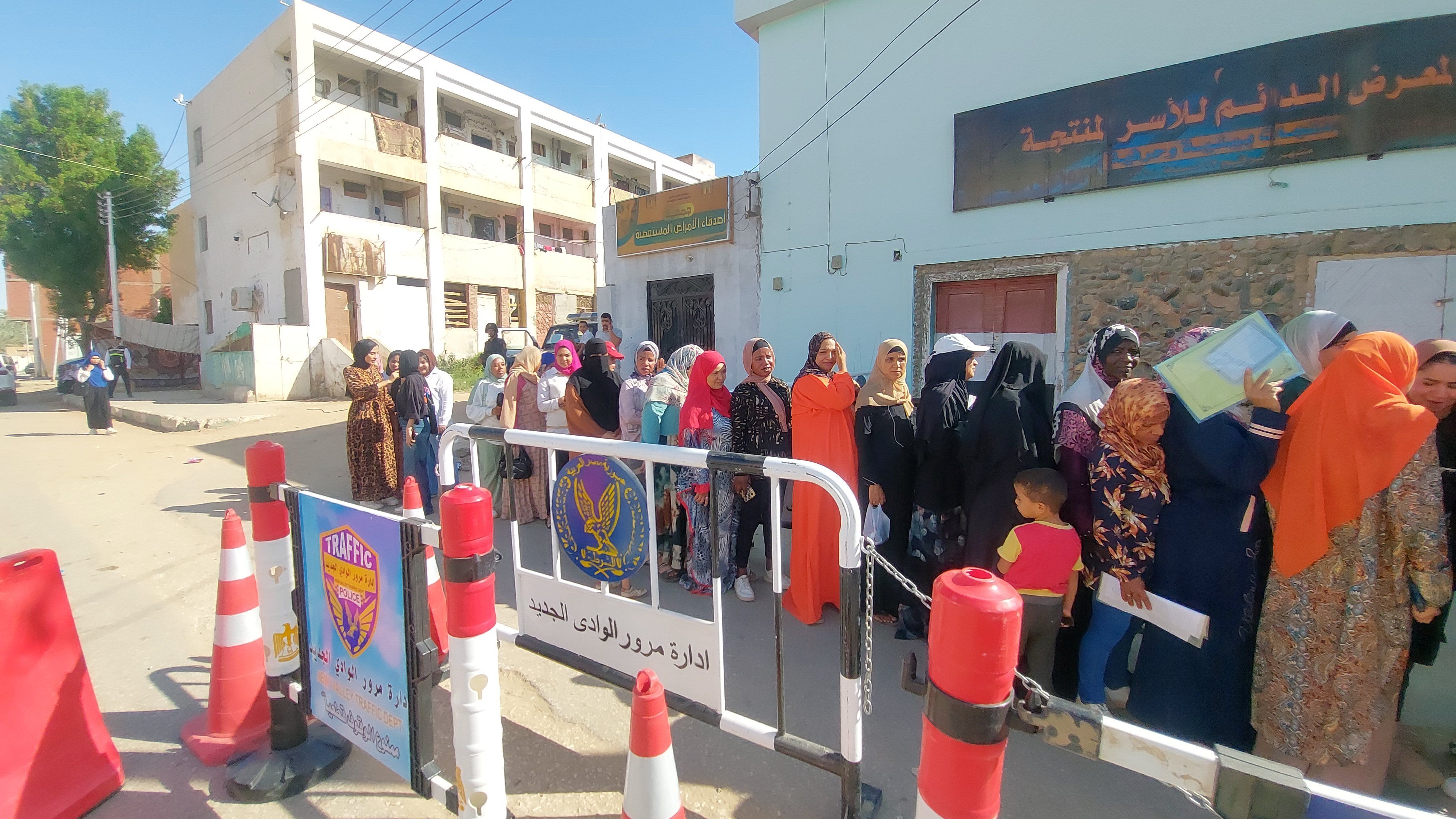 طوابير أمام لجان إعادة انتخابات الشيوخ فى الوادى الجديد (2) طوابير أمام لجان إعادة انتخابات الشيوخ فى الوادى الجديد (2)