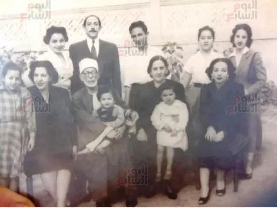 الشيخ عبداللطيف دراز وكيل الأزهر مع بناته واحفاده الشيخ عبداللطيف دراز وكيل الأزهر مع بناته واحفاده