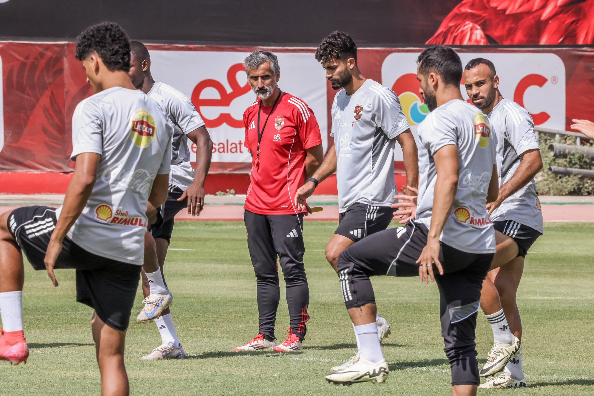 ريبيرو يقود المران ريبيرو يقود المران