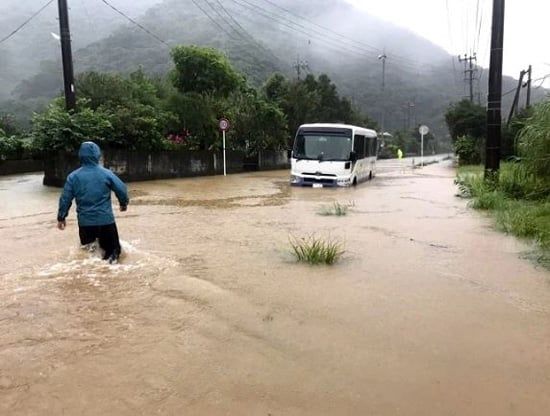 أمطار غزيرة تتسبب في فيضانات وانهيارات أرضية ووفاة 8 أشخاص في فيتنام وتايلاند (2) أمطار غزيرة تتسبب في فيضانات وانهيارات أرضية ووفاة 8 أشخاص في فيتنام وتايلاند (2)