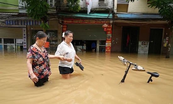 أمطار غزيرة تتسبب في فيضانات وانهيارات أرضية ووفاة 8 أشخاص في فيتنام وتايلاند (7) أمطار غزيرة تتسبب في فيضانات وانهيارات أرضية ووفاة 8 أشخاص في فيتنام وتايلاند (7)