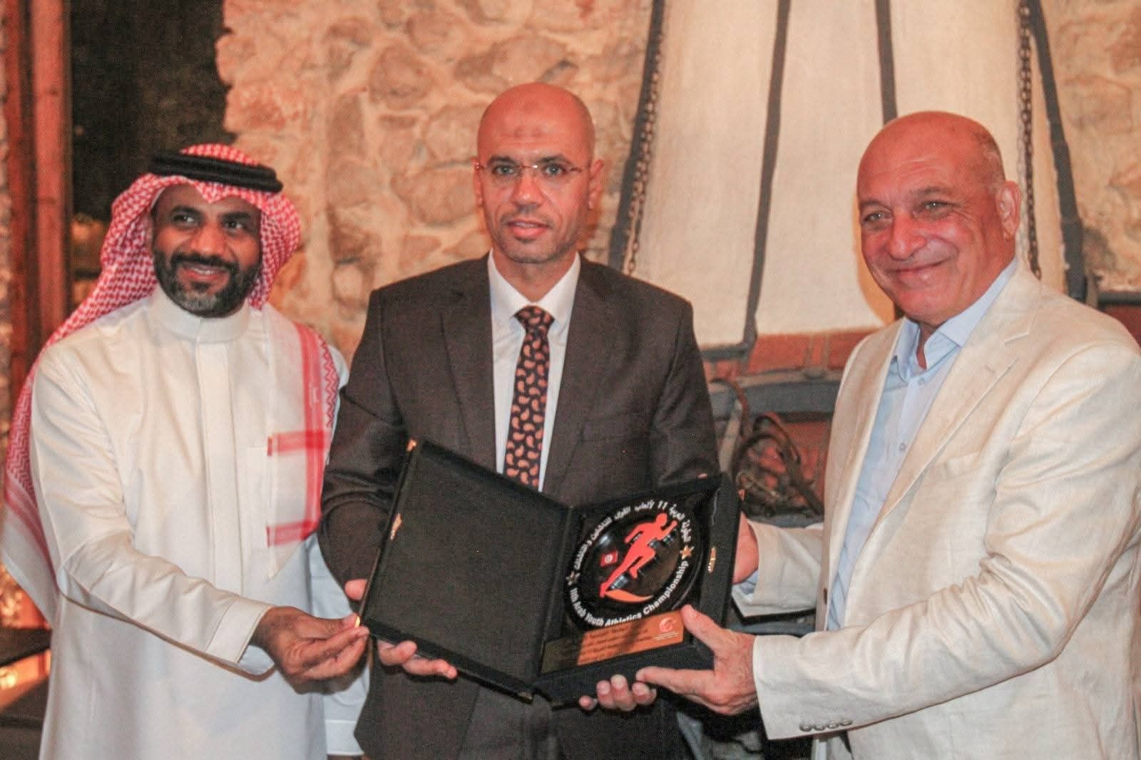 الاتحاد العربي لألعاب القوي يكرم مجدي عبد البديع الاتحاد العربي لألعاب القوي يكرم مجدي عبد البديع