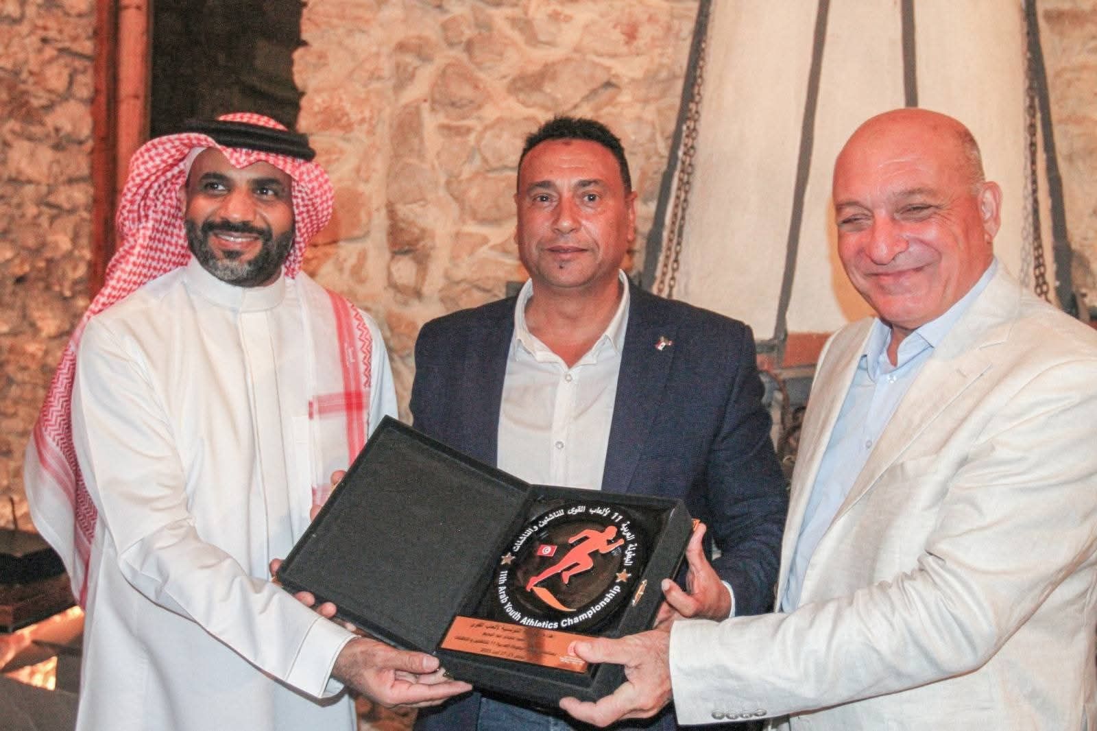 الاتحاد العربي لألعاب القوي يكرم محمد الافندي الاتحاد العربي لألعاب القوي يكرم محمد الافندي